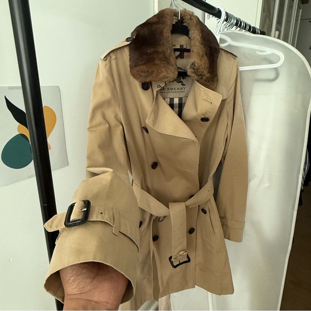 Burberry Kensington Tan Trench Coat with Luxurious Fur Collar - Picture 15 of 16